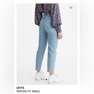 Levi’s High Rise Wedgie Icon Fit Ankle Light Wash Jeans Size 28